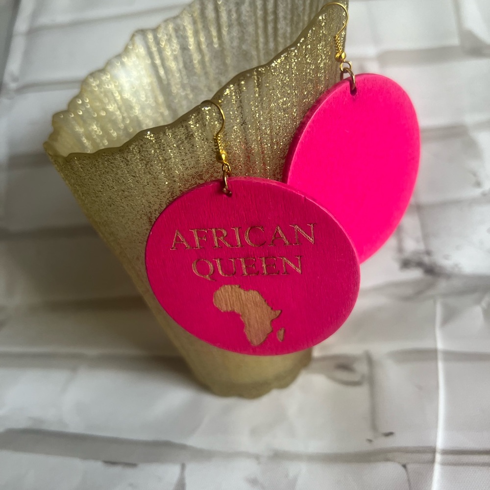 African Queen Map hand crafted carved wood round vibrant pink earrings 2.5” NWOT